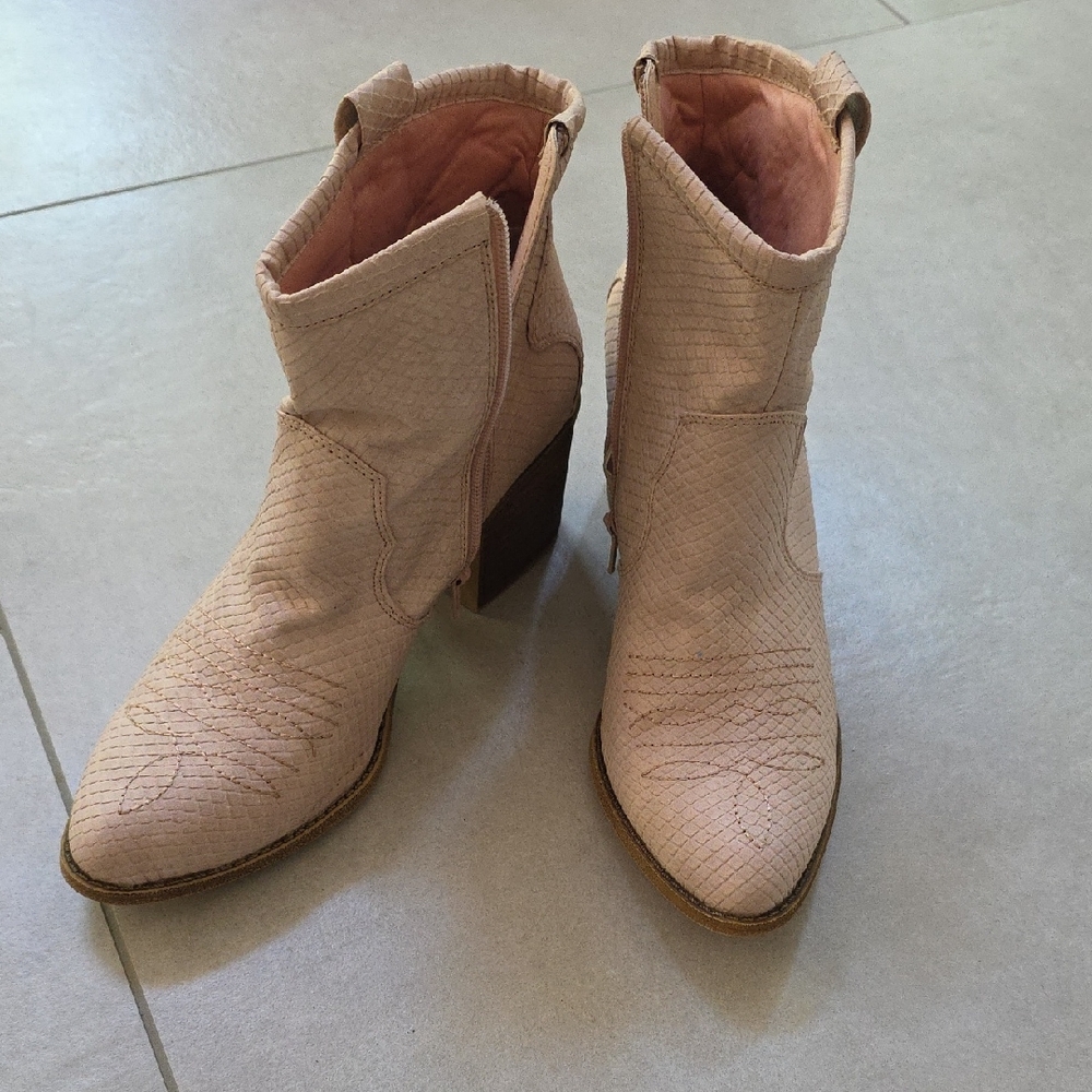 Dirty Laundry light pink western ankle booties